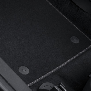 Spredaj talne preproge iz velurja, črne barve s kovinsko sivimi šivi